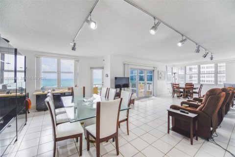 Copropriété à louer à Hallandale Beach, Floride: 3 chambres, 165.37 m2 № 2168805 - photo 10