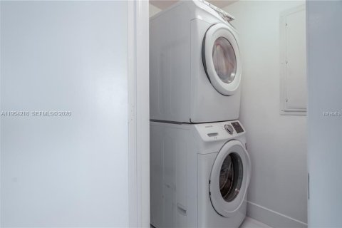 Condo in Miami, Florida, 1 bedroom  № 2009354 - photo 7