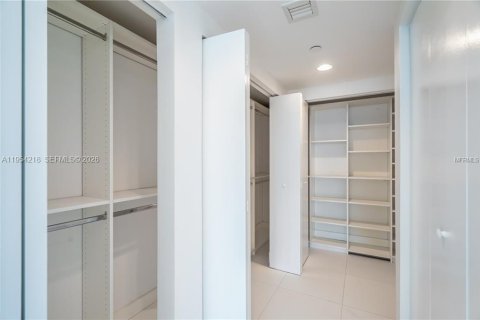 Condo in Miami, Florida, 1 bedroom  № 2009354 - photo 4