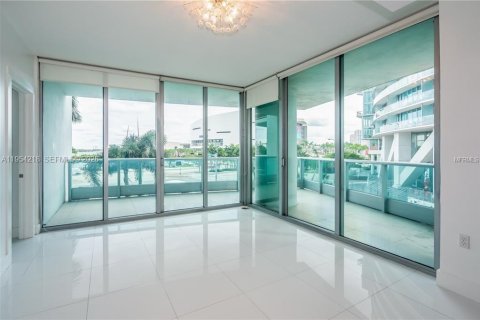Condo in Miami, Florida, 1 bedroom  № 2009354 - photo 3