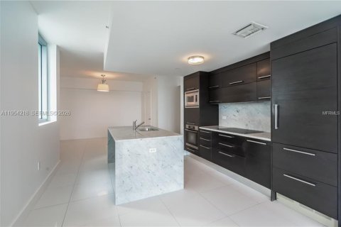 Condo in Miami, Florida, 1 bedroom  № 2009354 - photo 2