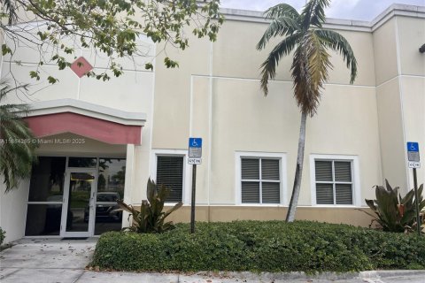 Купить коммерческую недвижимость в Санрайз, Флорида № 2037329 - фото 2