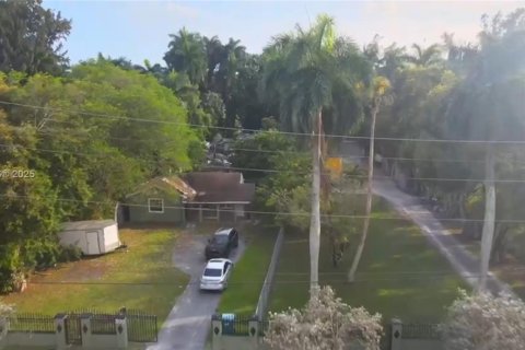 Villa ou maison à vendre à Miami, Floride: 5 chambres, 342.16 m2 № 1985675 - photo 1