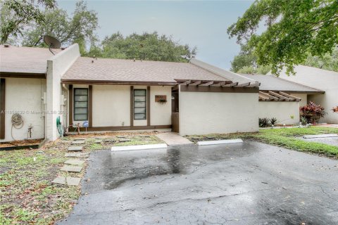 Touwnhouse à vendre à Pembroke Pines, Floride: 2 chambres, 98.48 m2 № 1887797 - photo 1
