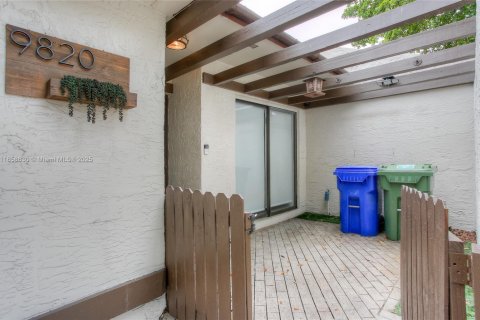 Touwnhouse à vendre à Pembroke Pines, Floride: 2 chambres, 98.48 m2 № 1887797 - photo 2