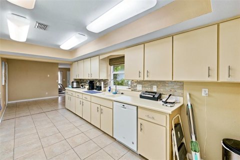 House in Edgewater, Florida 3 bedrooms, 198.44 sq.m. № 2403667 - photo 6