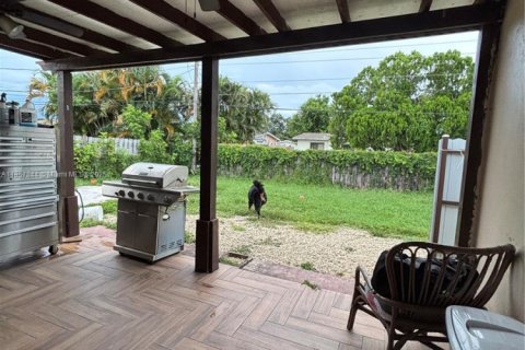 House in Hollywood, Florida 3 bedrooms, 108.88 sq.m. № 2013533 - photo 5