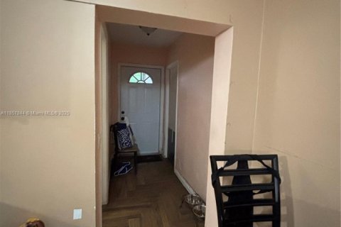 House in Hollywood, Florida 3 bedrooms, 108.88 sq.m. № 2013533 - photo 2