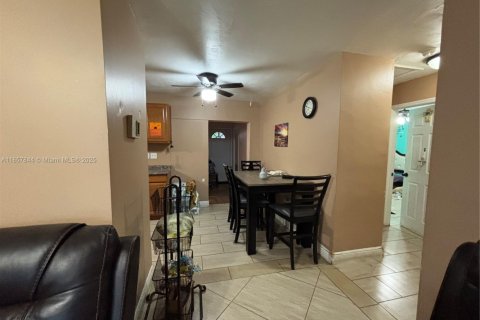 House in Hollywood, Florida 3 bedrooms, 108.88 sq.m. № 2013533 - photo 3