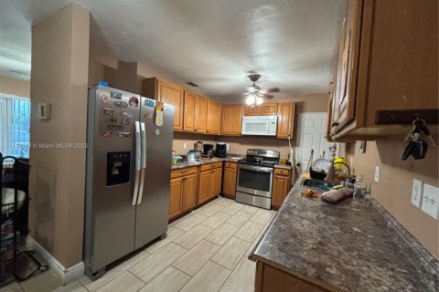 House in Hollywood, Florida 3 bedrooms, 108.88 sq.m. № 2013533 - photo 4