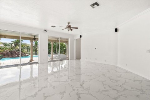 House in Coral Springs, Florida 4 bedrooms, 303.98 sq.m. № 2052451 - photo 6