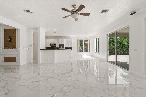 House in Coral Springs, Florida 4 bedrooms, 303.98 sq.m. № 2052451 - photo 8