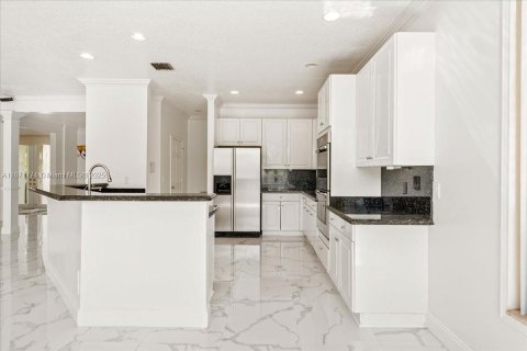 House in Coral Springs, Florida 4 bedrooms, 303.98 sq.m. № 2052451 - photo 13