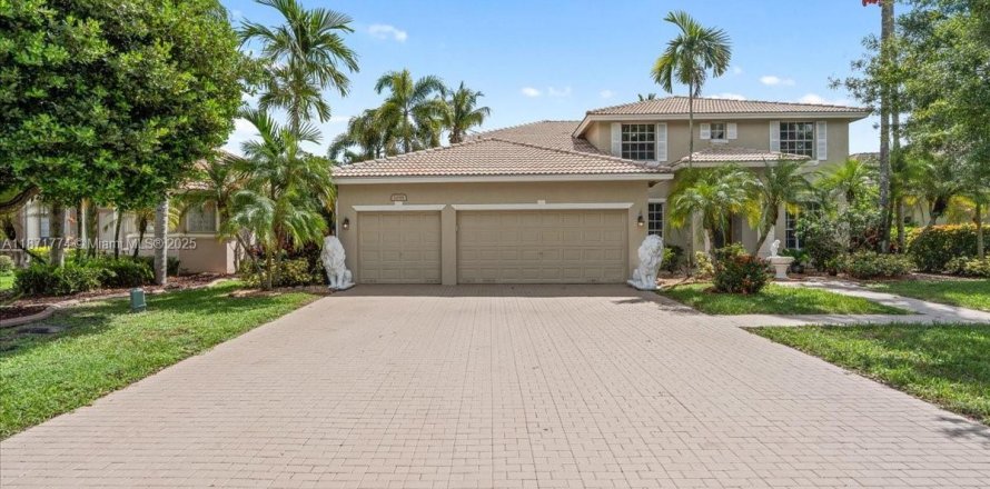 House in Coral Springs, Florida 4 bedrooms, 303.98 sq.m. № 2052451