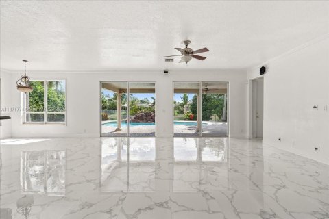 House in Coral Springs, Florida 4 bedrooms, 303.98 sq.m. № 2052451 - photo 7