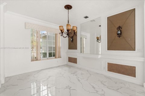 House in Coral Springs, Florida 4 bedrooms, 303.98 sq.m. № 2052451 - photo 10