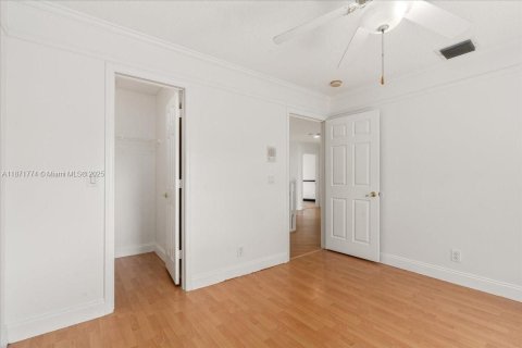 House in Coral Springs, Florida 4 bedrooms, 303.98 sq.m. № 2052451 - photo 23