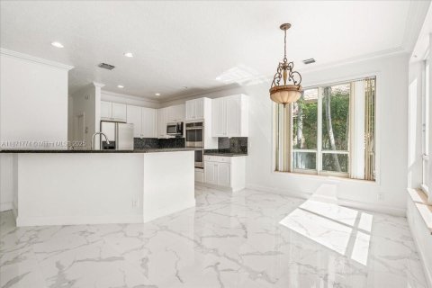 House in Coral Springs, Florida 4 bedrooms, 303.98 sq.m. № 2052451 - photo 12