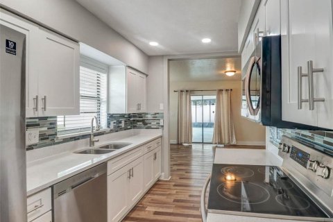 House in Tampa, Florida 3 bedrooms, 157.1 sq.m. № 2152005 - photo 11