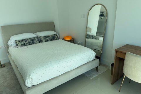 Condo in Miami, Florida, 2 bedrooms  № 2000801 - photo 13