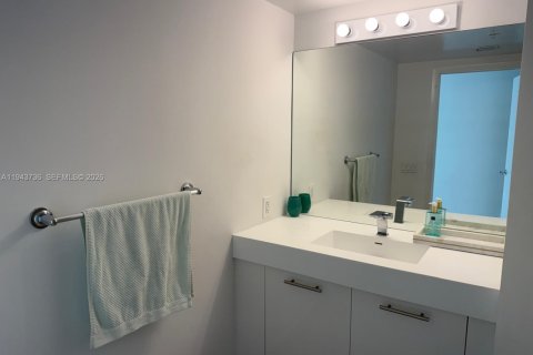 Condo in Miami, Florida, 2 bedrooms  № 2000801 - photo 21
