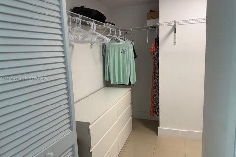 Condo in Miami, Florida, 2 bedrooms  № 2000801 - photo 29