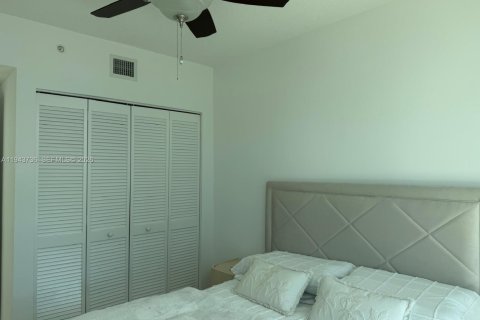 Condo in Miami, Florida, 2 bedrooms  № 2000801 - photo 3
