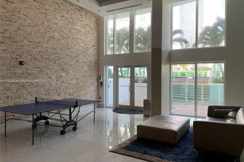 Condo in Miami, Florida, 2 bedrooms  № 2000801 - photo 11