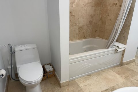 Condo in Miami, Florida, 2 bedrooms  № 2000801 - photo 26