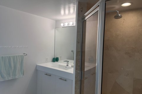 Condo in Miami, Florida, 2 bedrooms  № 2000801 - photo 20
