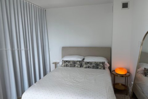 Condo in Miami, Florida, 2 bedrooms  № 2000801 - photo 15