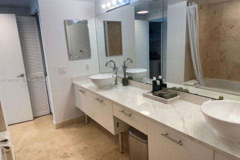 Condo in Miami, Florida, 2 bedrooms  № 2000801 - photo 27