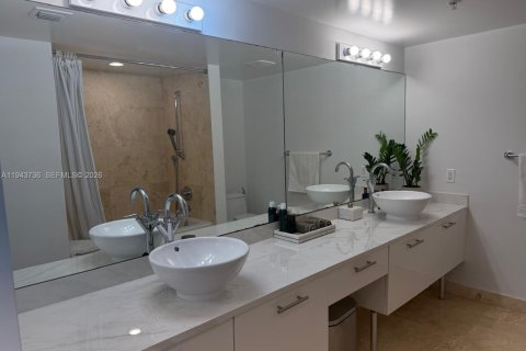 Condo in Miami, Florida, 2 bedrooms  № 2000801 - photo 24
