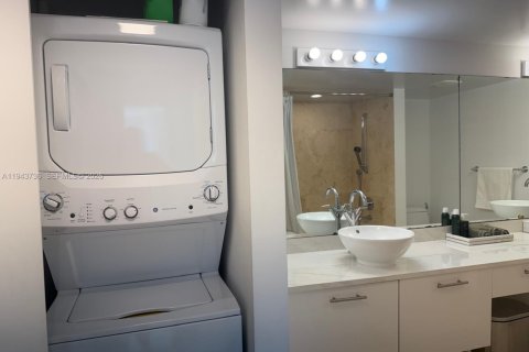 Condo in Miami, Florida, 2 bedrooms  № 2000801 - photo 23