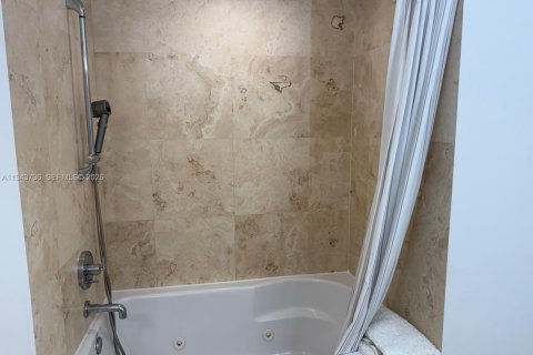 Condo in Miami, Florida, 2 bedrooms  № 2000801 - photo 25