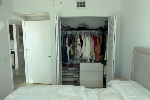 Condo in Miami, Florida, 2 bedrooms  № 2000801 - photo 5