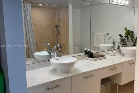 Condo in Miami, Florida, 2 bedrooms  № 2000801 - photo 22