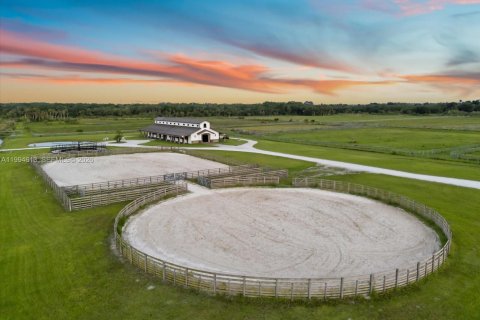 House in Port St. Lucie, Florida 6 bedrooms, 1039.48 sq.m. № 2058491 - photo 5