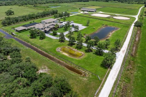 House in Port St. Lucie, Florida 6 bedrooms, 1039.48 sq.m. № 2058491 - photo 7