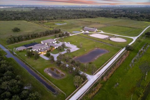 House in Port St. Lucie, Florida 6 bedrooms, 1039.48 sq.m. № 2058491 - photo 6