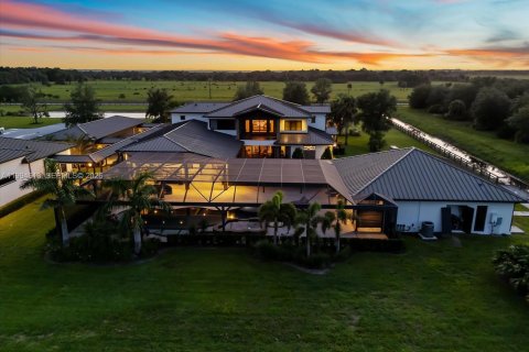 House in Port St. Lucie, Florida 6 bedrooms, 1039.48 sq.m. № 2058491 - photo 3