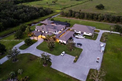 House in Port St. Lucie, Florida 6 bedrooms, 1039.48 sq.m. № 2058491 - photo 4