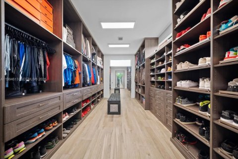 House in Port St. Lucie, Florida 6 bedrooms, 1039.48 sq.m. № 2058491 - photo 10