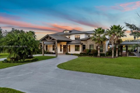 House in Port St. Lucie, Florida 6 bedrooms, 1039.48 sq.m. № 2058491 - photo 2