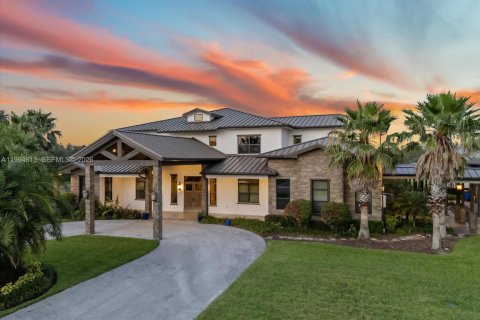 House in Port St. Lucie, Florida 6 bedrooms, 1039.48 sq.m. № 2058491