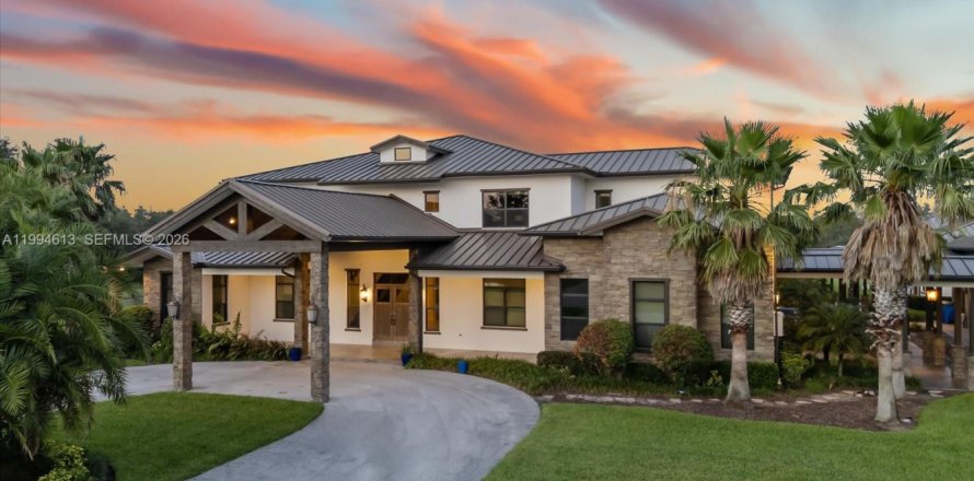 House in Port St. Lucie, Florida 6 bedrooms, 1039.48 sq.m. № 2058491