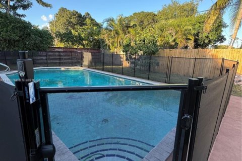 House in Plantation, Florida 3 bedrooms, 128.39 sq.m. № 1956826 - photo 2