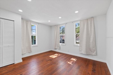 House in Tampa, Florida 5 bedrooms, 187.29 sq.m. № 2150164 - photo 10