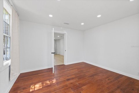 House in Tampa, Florida 5 bedrooms, 187.29 sq.m. № 2150164 - photo 9