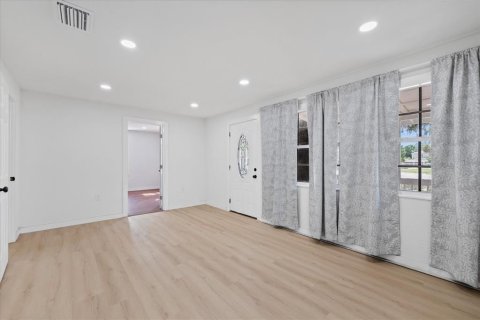 House in Tampa, Florida 5 bedrooms, 187.29 sq.m. № 2150164 - photo 7